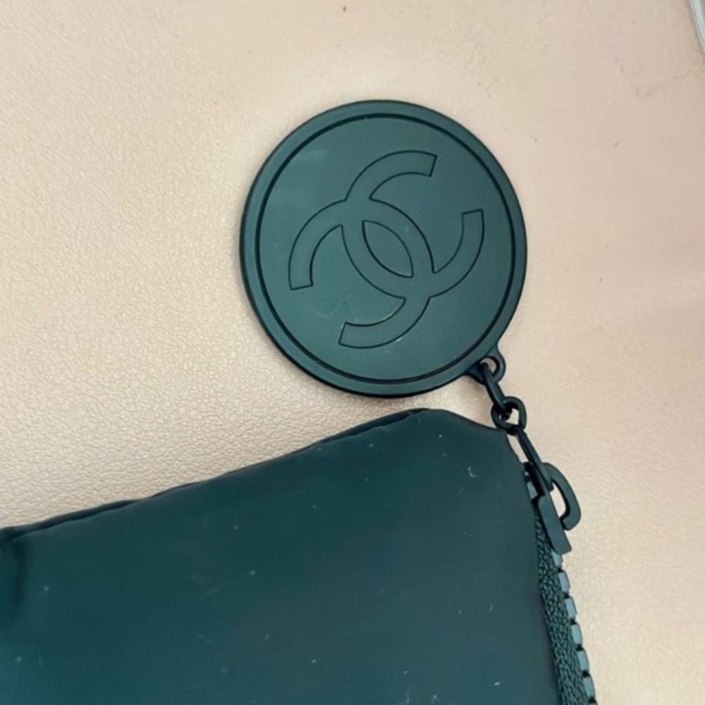 Chanel Cosmetic Bag - Picture 5 of 6